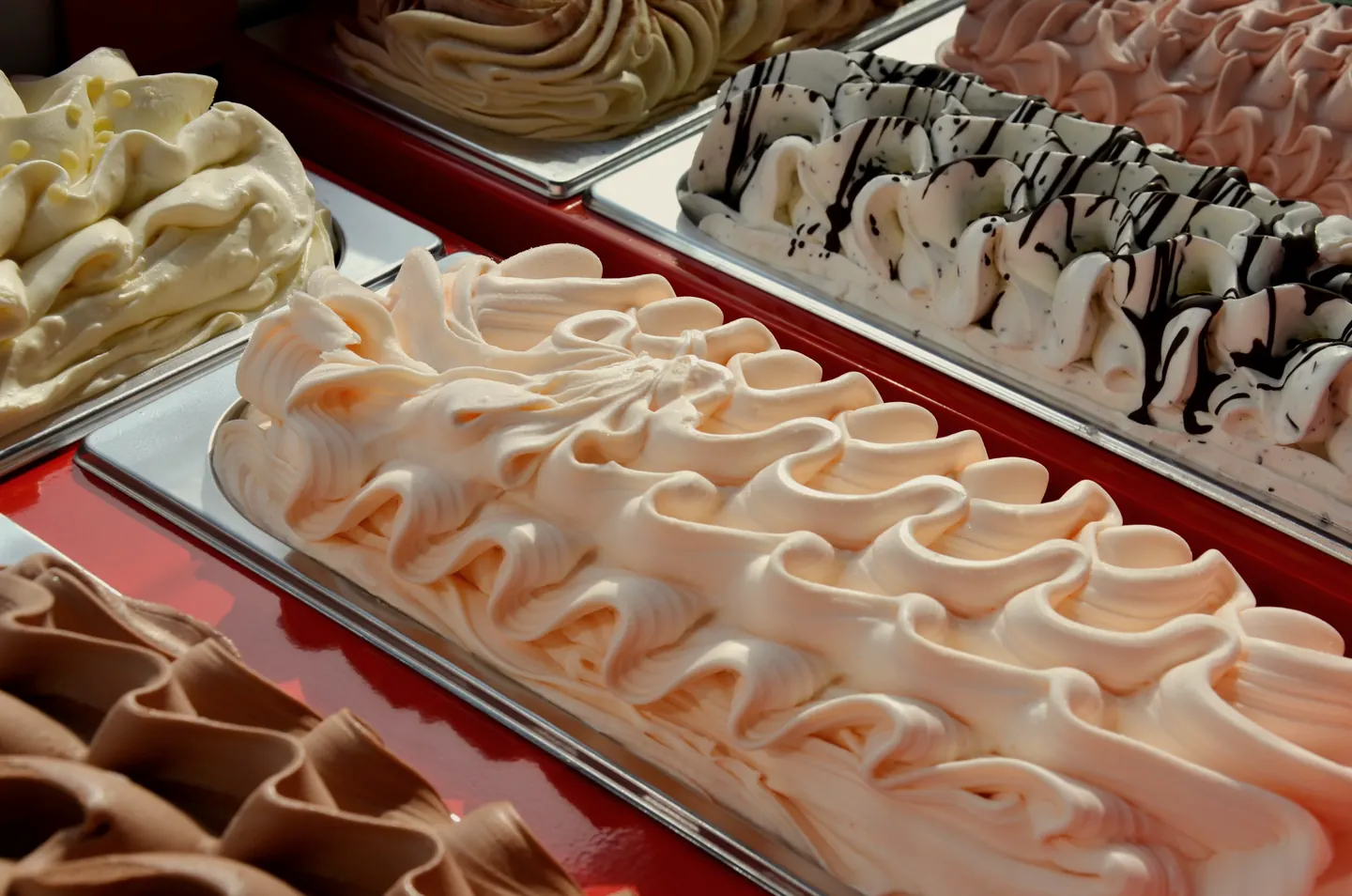 Eisvitrine mit frisch aufgetürmten Eissorten